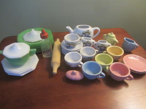 lot 60 image: Childrens Dishes