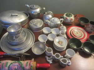 lot 61 image: Childrens Dishes