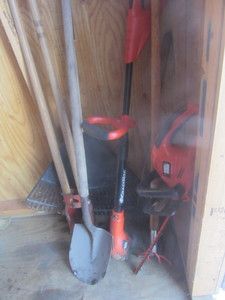 lot 82 image: Yard Hand Tools