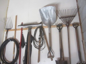 lot 93 image: Garden & Yard Hand Tools