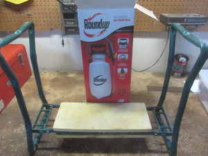 lot 90 image: Gardeners Benchkneeler, Sprayer