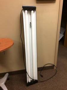 lot 33 image: AMERICAN FLUORESCENT PERFORMANCE PLUS HEAVY DUTY SUSPENSION SHOPLIGHT, 48 - GOOD WORKING CONDITION - ZIP TIES WERE USED TO HANG IT SO NO HANGING CHAINS INCLUDED