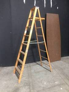 lot 30 image: Werner W368 Solid Wood Stepladder, 8-Foot - Excellent Condition