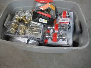 lot 603 image: WHOLESALE MIXED BIN OF MISCELLANEOUS DOOR KNOBS AND OTHER DOOR HARDWARE
