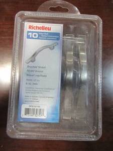 lot 612 image: Box of Approximately 70 Richelieu Value Pack (10pack) Brushed Nickle DoorDrawer Pulls. DP879195.