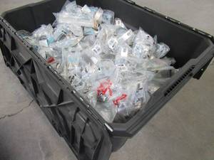 lot 622 image: WHOLESALE MIXED BIN OF MISCELLANEOUS CABINET & DRESSER DRAWERDOOR PULLS