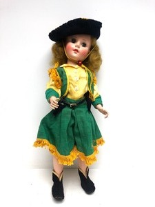 lot 36 image: Excellent Vintage ANNIE OAKLEY American Character Doll
