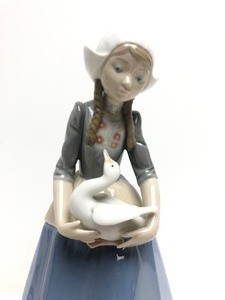 lot 40 image: Large 10.5 Vintage ARTIST SIGNED Lladro Porcelain Figurine - Girl wGoose