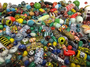lot 65 image: Over 2lbs of Vintage & Antique Glass Beads - Trade Beads, Venetian & Other