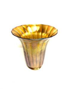 lot 83 image: Beautiful Antique Signed QUEZAL Iridescent Glass Shade