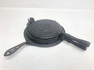 lot 99 image: Antique Alfred K. Andresen Company Cast Iron Krumkake Maker