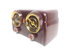 lot 105 image: Fantastic Condition Vintage CROSLEY Model D-25 Early 50s Dashboard Clock Radio