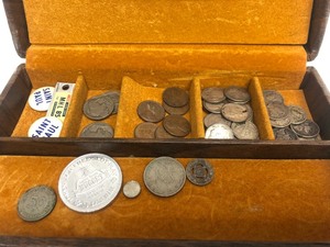lot 114 image: Vintage Case w Silver Dimes etc
