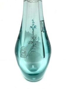 lot 133 image: Quality Vintage Chinese Etched Thick Crystal Vase