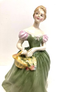 lot 165 image: Signed Vintage 1967 ROYAL DOULTON Porcelain Figurine - Clarissa 
