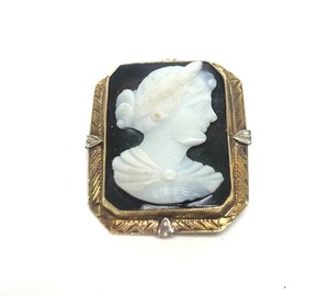 lot 177 image: Antique Victorian 10K Gold Carved Cameo Brooch Pin