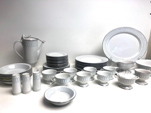 lot 187 image: Nice Set of Mid Century PAUL McCOBB China for Jackson Internationale