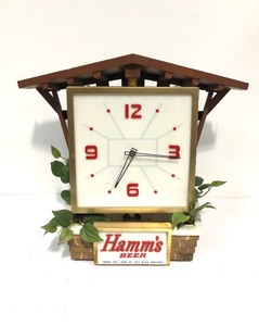 lot 7 image: Working Vintage HAMMS Lighted Beer Chalet Clock Spinning Display Sign