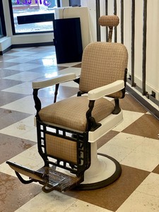lot 268 image: Antique THEO KOCHS Barber Chair