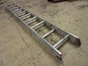 ALUMINUM EXTENSION LADDER, OSHA APPROVED