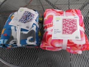 lot 25 image: (2) No Sew Throw Kits (48 X 60Ea...