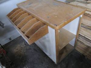 lot 64 image: 42 X 23 X 37 Stand On Wheels Wit...