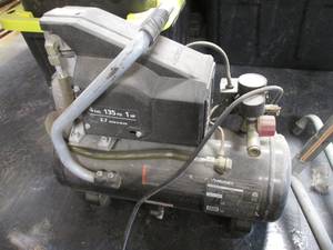 lot 71 image: Husky 4 Gallon 135PSI Air Compresso...