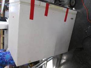 lot 82 image: Whirlpool Freezer 33.5 X 21.75 x ...