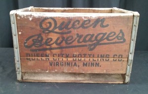 lot 36 image: WOODEN QUEEN BEVERAGES BOTTLE BOX