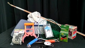 lot 44 image: VINTAGE COLEMAN COOLER PLUS WINTER FISHING ITEMS