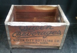 lot 99 image: WOODEN VINTAGE QUEEN CITY BOTTLE BOX