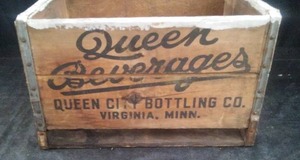 lot 102 image: VINTAGE WOODEN BOX