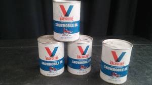 lot 117 image: VINTAGE 32 OZ OIL CANS FULL AND UNOPENED.