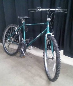 lot 121 image: 15 SPEED HUFFY SUPERIA  BOYS BIKE