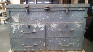lot 134 image: VINTAGE HEAVY METAL BOX W DRAWERS AND FLIP TOP.