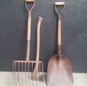 lot 137 image: ANTIQUE 10 TINE PITCHFORK PLUS
