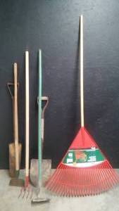 lot 141 image: RAKE AND GARDENING TOOLS