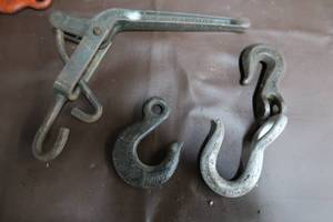 lot 151 image: CHAIN BINDERS AND HOOKS. 1 POSSIBLE ANTIQUE