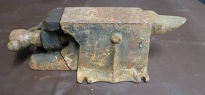 lot 153 image: VINTAGE ANVIL VICE