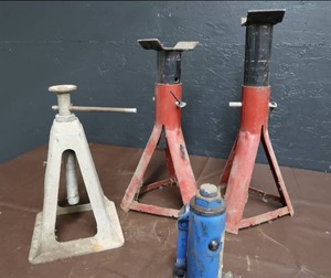 lot 157 image: AUTO STANDS  JACK