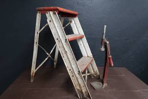 lot 164 image: VINTAGE BOTTLE CAPPER AND STEP STOOL
