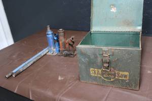lot 187 image: BOTTLE JACKS
