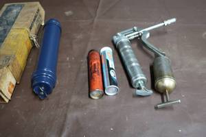 lot 190 image: GREASE GUNS