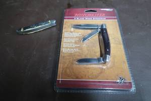 lot 204 image: POCKET KNIVES