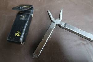lot 205 image: LEATHERMAN