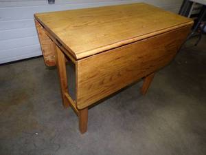 lot 46 image: Vintage Drop Leaf Table