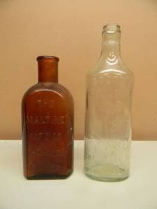 lot 11 image: VINTAGE SCOTTS EMULSION COD LIVER OIL WITH LIME & SODA BOTTLE - VERY COOL WITH VINTAGE THE MALTINE MFG. CO. CHEMISTS NEW YORK BOTTLE - NICE - SEE PICTURES