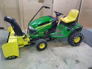 lot 8 image: John Deere LA145 Tractor