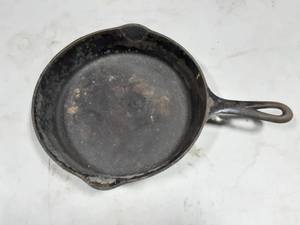 lot 2 image: Griswold No. 8 Cast Iron Pan