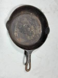 lot 3 image: Griswold No.  7 Cast Iron Pan
